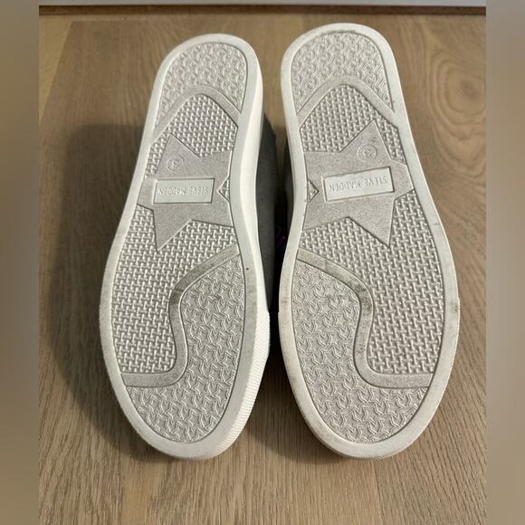 Kids Steve Madden Size 3 Graphic Sneakers - Picture 9 of 9